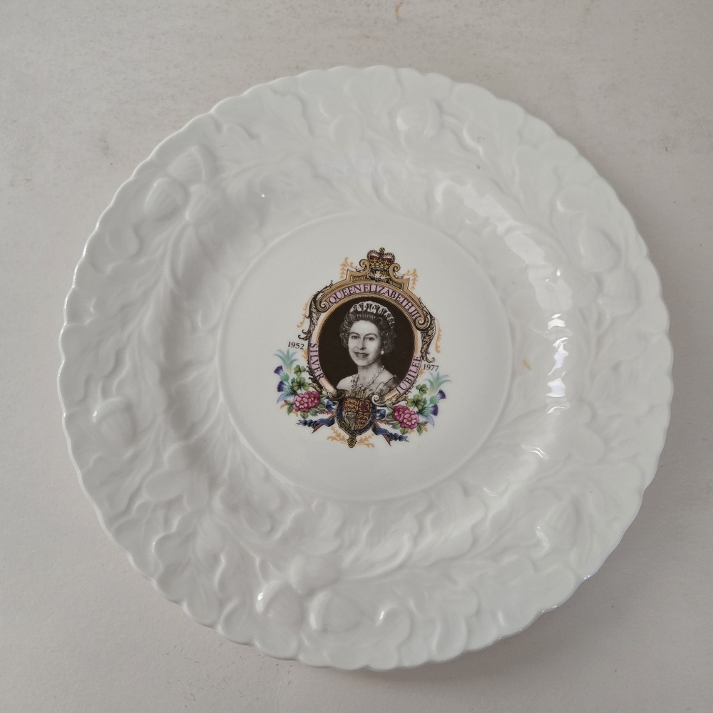 Queen's Queen Elizabeth II Silver Jubilee Plate Bone China 1952-1977